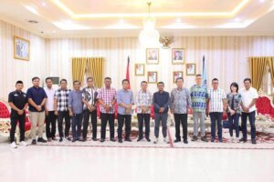 Bupati Bone Dukung Rencana Investasi Jepang di Bidang Budidaya Perikanan dan Pelestarian Mangrove Bupati Bone, H. Andi Asman Sulaiman, S.Sos, MM bersama investor.