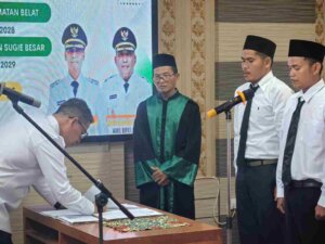 Perkuat Desa Lewat Astacita, Bupati Karimun Resmi Lantik Anggota BPD Penarah dan PAW Kades Sugie IMG 20260715 WA0009 11zon