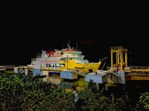 Roro ASDP: Merajut Selat, Menyambung Rezeki Pulau Kapal Roro KM Kundur bersandar di Dermaga Pelabuhan Roro Dompak, Tanjungpinang. Lambung kapal yang gagah terlihat tenang menempel di dermaga, sementara pintu ramp mulai diturunkan untuk proses bongkar muat. KM Kundur melayani lintasan Tanjungpinang–Dabo Singkep, salah satu jalur vital yang menyambungkan Pulau Bintan dengan Pulau Singkep di Kabupaten Lingga. (Foto: Jali)
