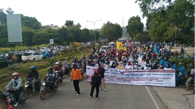 
 Buruh di Kota Batam menggelar aksi unjuk rasa. Foto: Ist/kepripedia.com
