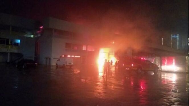 
					Api membakar dua Gudang di Pelabuhan Bintang 99 Batuampar, Batam. Foto: Rega/kepripedia.com

