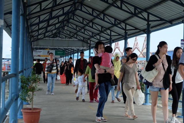 
 Sejumlah wisatawan mancanegara di Pelabuhan Sri Bintan Pura sebelum pandemi. Foto: Ismail/kepripedia.com