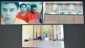 Para terdakwa mengikuti proses pembacaan dakwaan dibalik layar monitor, Rabu (19/1). Foto: Istimewa