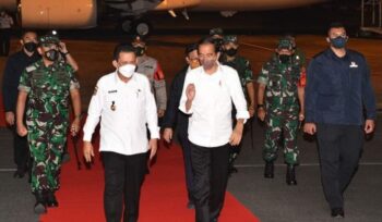 Presiden Jokowi saat tiba di Bandara RHF Tanjungpinang disambut Gubernur Kepri, Ansar Ahmad. Foto: Dok Diskominfo Kepri.