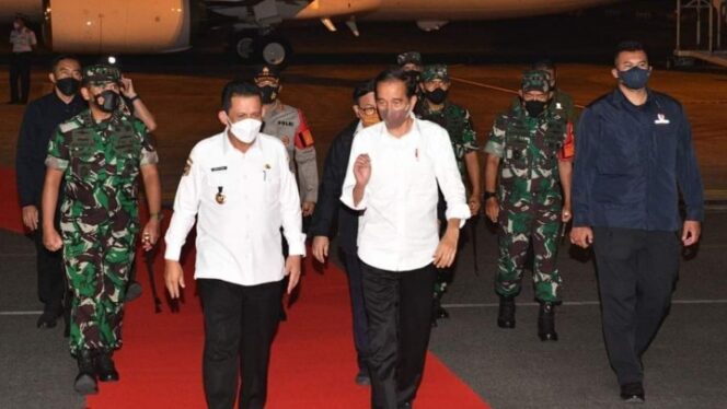 
 Presiden Jokowi saat tiba di Bandara RHF Tanjungpinang disambut Gubernur Kepri, Ansar Ahmad. Foto: Dok Diskominfo Kepri.