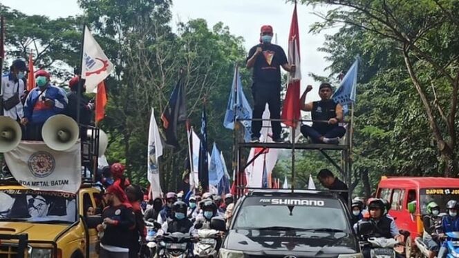 
 Aksi konvoi ribuan buruh di Batam upah minimum provinsi (UMP) dan UMK tahun 2022. Foto: Zalfirega/kepripedia.com.