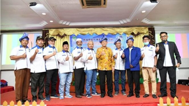 
 Gubernur Kepri, Ansar Ahmad, membuka Rapat Kerja ke-IV Forum Komumikasi RT/RW (FKTW) Kota Batam di Restoran Golden Prawn Bengkong Batam. Foto: Istimewa
