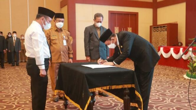 
 Gubernur Ansar melantik kepala SMA/SMK sederajat di Kepri. Foto: Istimewa
