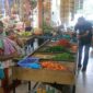 Ibu ibu berbelanja di pasar Fanindo Batam