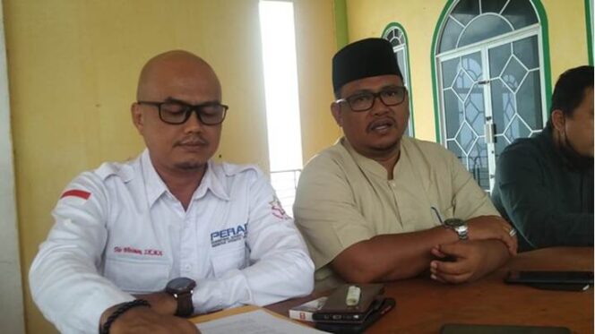 
 Kades Sugie (kanan), Mawasi, didampingi kuasa hukumnya, Trio Wiramon (kiri). Foto: Khairul S/kepripedia.com
