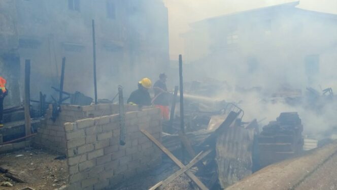
					Tim pemadam kebakaran mematikan sisa api yang melahap sebuah rumah di Batu Ampar, Batam, Senin (17/1). Foto: Zalfirega/kepripedia.com.