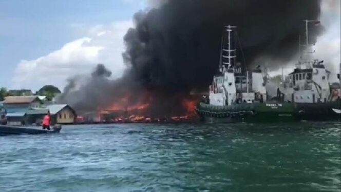 
 Kebakaran rumah warga di Pulau Buluh, Batam, Jumat (21/1). Foto: Tangkapan Layar