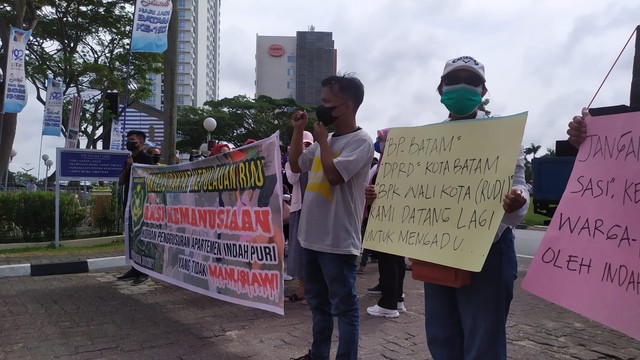 
 Para Demostran saat melakukan aksi unjuk rasa menyampaikan aspirasi ke BP Batam, Kamis (30/12). Foto: Rega/kepripedia.com
