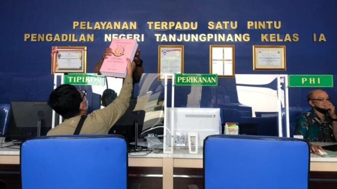 
 Petugas Pengadilan Negeri Tanjungpinang Kelas II A menerima berkas perkara dugaan korupsi. Foto: Zalfirega/kepripedia.com