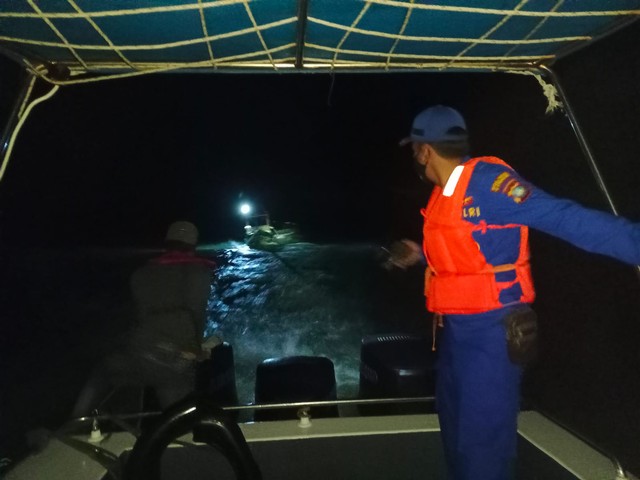 
 Petugas Satpolair Polres Karimun melakukan evakuasi terhadap kapal nelayan yang ditemukan tenggelam di perairan pulau Mudu. Foto: Istimewa