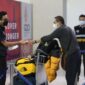 Petugas di Bandara Internasional Soekarno Hatta mengecek penumpang yang tiba