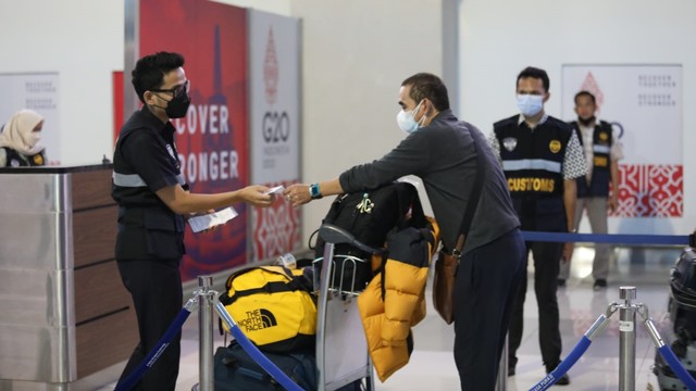 
					Petugas di Bandara Internasional Soekarno Hatta mengecek penumpang yang tiba. Foto: Dok BNPB