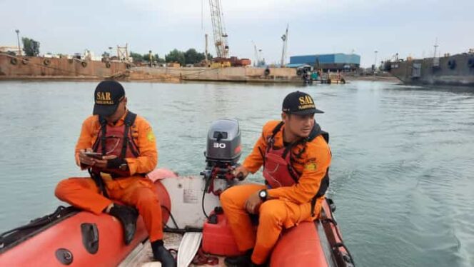 
 Proses pencarian pelajar SMK yang terjatuh dan hilang di galangan kapal di Batam. Foto: Dok SAR