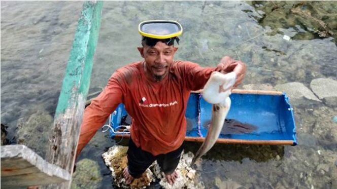 
 Salah satu nelayan di Anambas menunjukkan hasil tangkapannya. Foto: Milyawati/kepripedia.com
