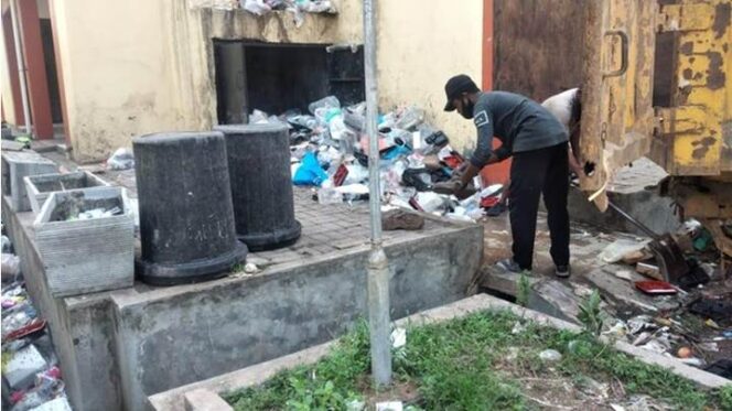 
 Tumpukan sampah berserakan di Rusun Karantina Batam. Foto: Istimewa

