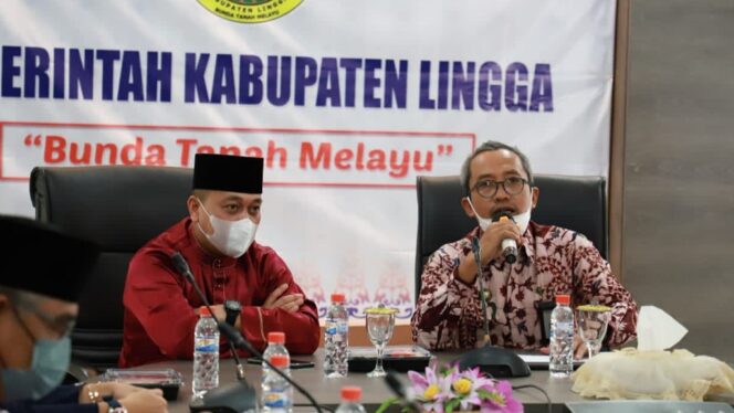 
 Bupati Lingga Muhammad Nizar dan Kepala BPK Perwakilan Kepri, Masmudi. Foto: Istimewa