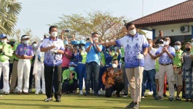 
 Gubernur Kepri dan Menpar Ekraf bermain golf. Foto: Istimewa