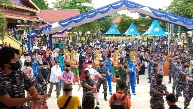 
 Prajurit TNI AL memperagakan gerakan Zapin saat pembukaan Festival Zapin Penyengat. Foto: Dispen Lantamal IV