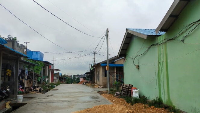 
 Kondisi kabel di  perumahan KSB (Basima) Residence Lokasi Sei Lekop, Sagulung. Foto: Zalfirega/kepripedia.com