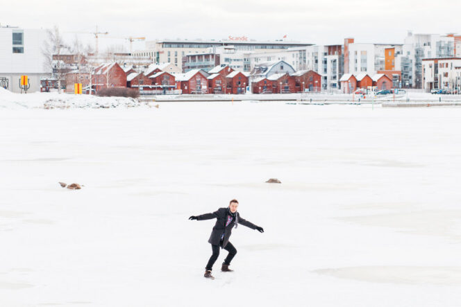 
 Foto-foto fotografer Juha M. Kinnunen untuk koreografer berita pers Petri Kauppinen di atas es di depan Pikisaari di Oulu. Foto: Dok Pribadi