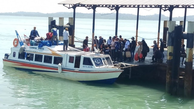 
 Penumpang saat menaiki kapal di pelabuhan antarpulau Karimun. Foto : Khairul S/kepripedia.com