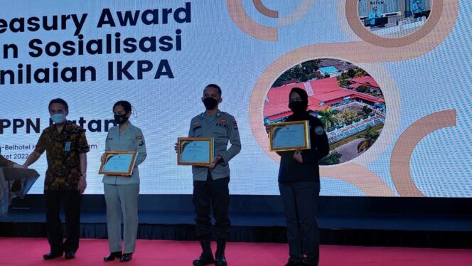 
 Penyerahan sertifikat penghargaan untuk 6 Satker Polda Kepri. Foto: Dok Polda Kepri