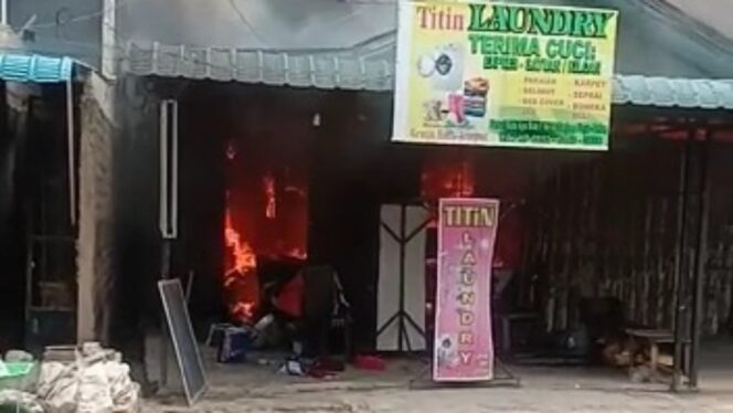 
 Kebakaran melanda 6 buah rumah di blok F RT02 RW14 Kelurahan Mangsang, Bida  Ayu, Jumat (18/3). Foto: Istimewa.