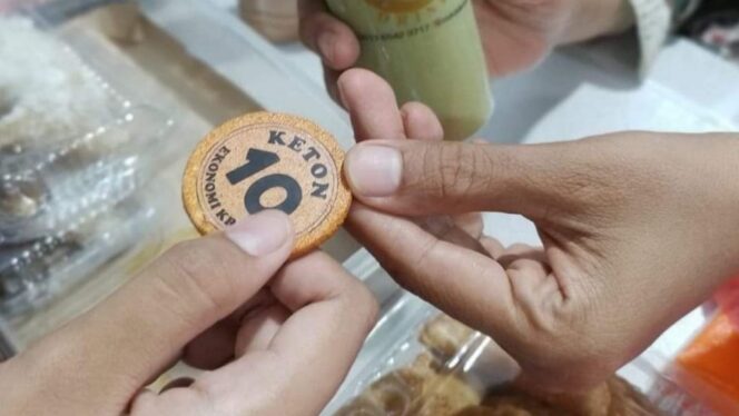 
 Berbelanja dengan uang keton di Festival Kuliner Nusantara di Tanjungpinang. Foto: Facebook/Syarifah Nurulhuda