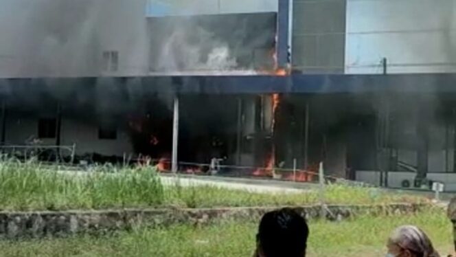 
 Kebakaran di gedung klinik Medilab Karimun, Jumat (4/3) siang. Foto: Istimewa