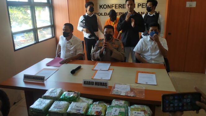 
 Pelaku dan barang bukti dihadirkan dalam konferensi pers pengungkapan kasus narkoba jaringan internasional di Jembatan I Barelang. Foto: Zalfirega/kepripedia.com