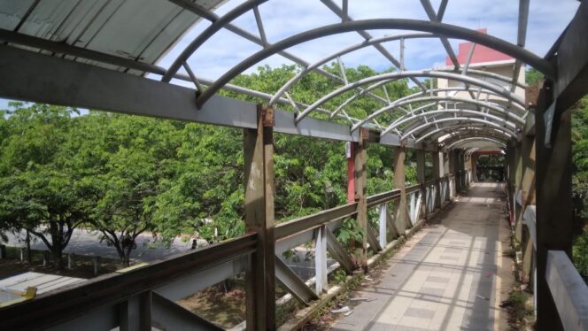 
 Kondisi Jembatan Penyeberangan Orang (JPO) di Batamindo. Foto: Zalfirega/kepripedia.com