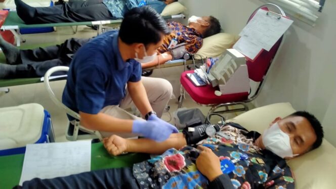 
 Petugas Rutan Batam saat mendonorkan darah di Rutan Batam, Kamis (24/3). Foto; Zalfirega/kepripedia.com