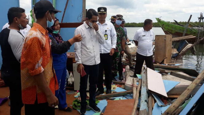 
 Wakil Wali Kora Batam meninjau korban puting beliung. Foto: Zalfirega/kepripedia.com