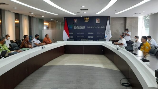 
 Gubernur Kepri, Ansar Ahmad dan Bupati Kepulauan Anambas, Abdul Haris, saat menemui Wamendag RI di Jakarta, Rabu (6/4). Foto: Dok Diskominfo Kepri