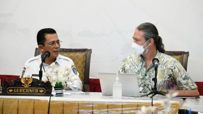 
 Gubernur Kepri, Ansar Ahmad, dan perwakilan MCC saat menggelar pertemuan terkait hibah. Foto: Dok Diskominfo Kepri.