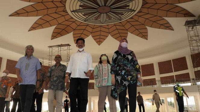
 Kepala BP Batam, Muhammad Rudi meninjau kesiapan Masjid Tanjak BP Batam. Foto: Dok. BP Batam