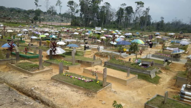 
					Makam di TPU Sei Temiang Batam. Foto: Zalfirega/kepripedia.com