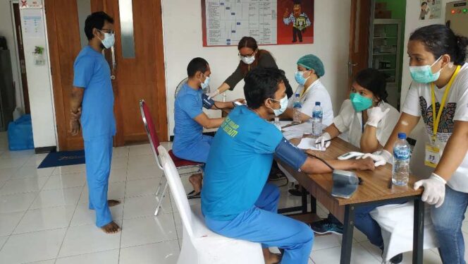 
 Petugas medis saat melakukan cek kesehatan di Rutan Batam. Foto: Zalfirega/kepripedia.com