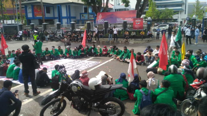 
					Unjuk rasa mahasiswa di depan kantor DPRD Batam, Foto: Zalfirega/kepripedia.com