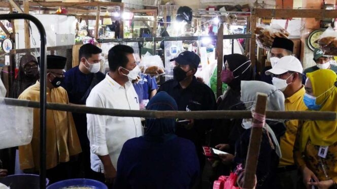 
					Gubernur Kepri Ansar Ahmad saat meninjau Pasar Baru I Tanjungpinang. Foto: Istimewa