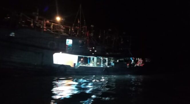 
 Kapal sotong yang sempat ditahan warga nelayan Moro karena mengangkut BBM jenis Solar. Foto: Istimewa