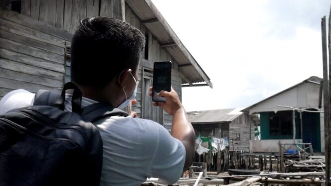 
 Proses geo tagging dengan memfoto rumah penerima bantuan. Foto: Dok Pos KCU Batam