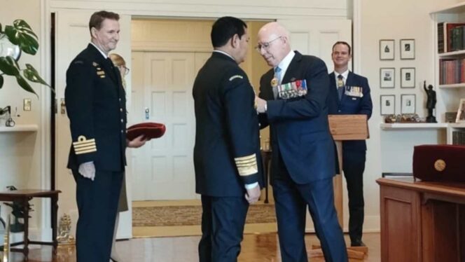 
 KSAL Laksmana TNI Yudo Margono menerima bintag kehormatan dari Australia. Foto: Dispenal