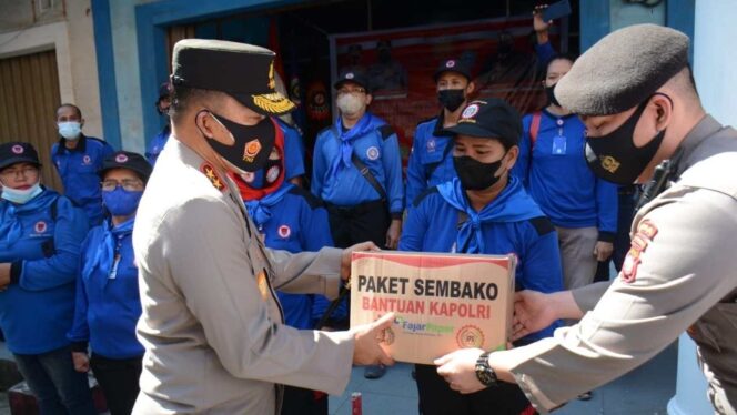 
 Kapolda Kepri Irjen Pol Aris Budiman saat memberikan simbolis paket sembako. Foto: Zalfirega/kepripedia.com