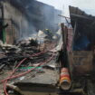 Kios dan rumah warga di kavling lama yang ludes terbakar, Senin (16/5). Foto: Zalfirega/kepripedia.com